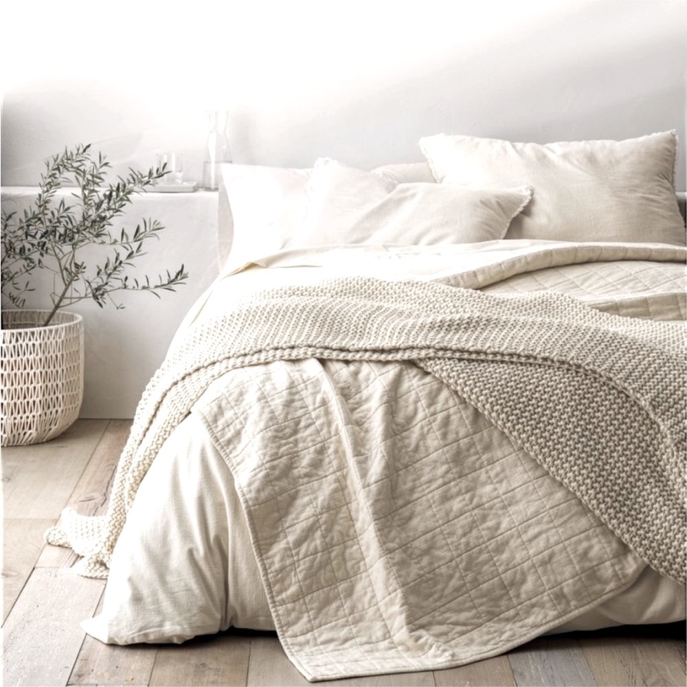 New.Casaluna heavyweight linen blend quilt . Queen